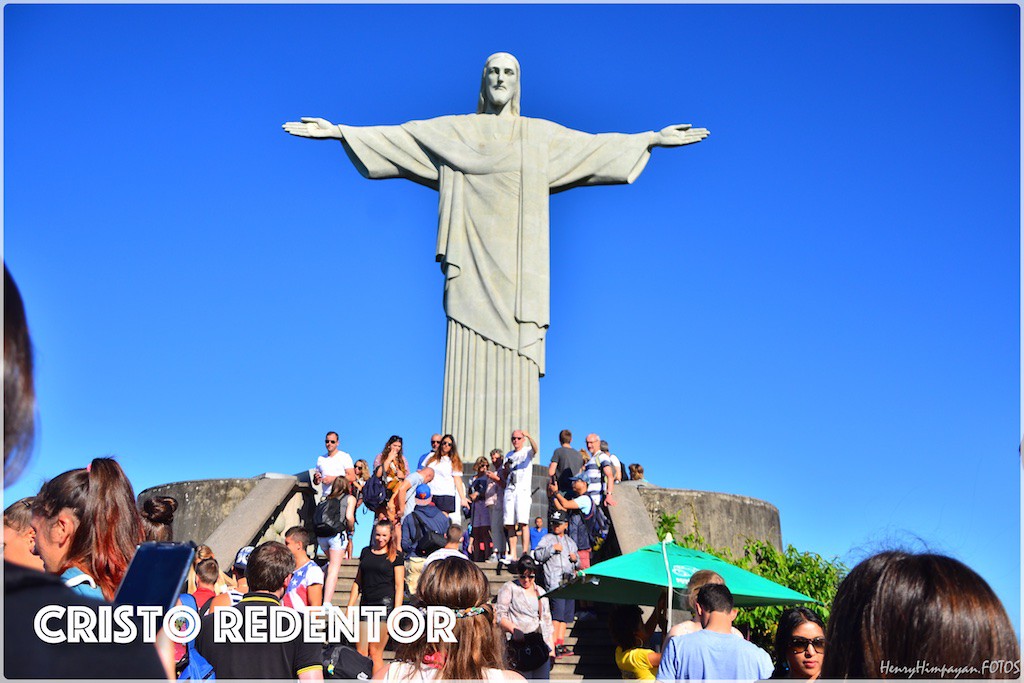 Cristo Redentor meets the crowd
