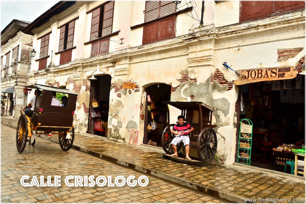 Calle Crisologo souvenir shops